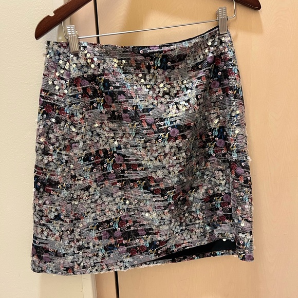 Club Monaco sequin mini skirt. Size 10 silver with floral print. Never worn - Picture 2 of 6